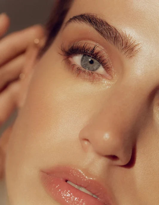 Wenkbrauwlook met RevitaLash Hi-Def Brow Pencil